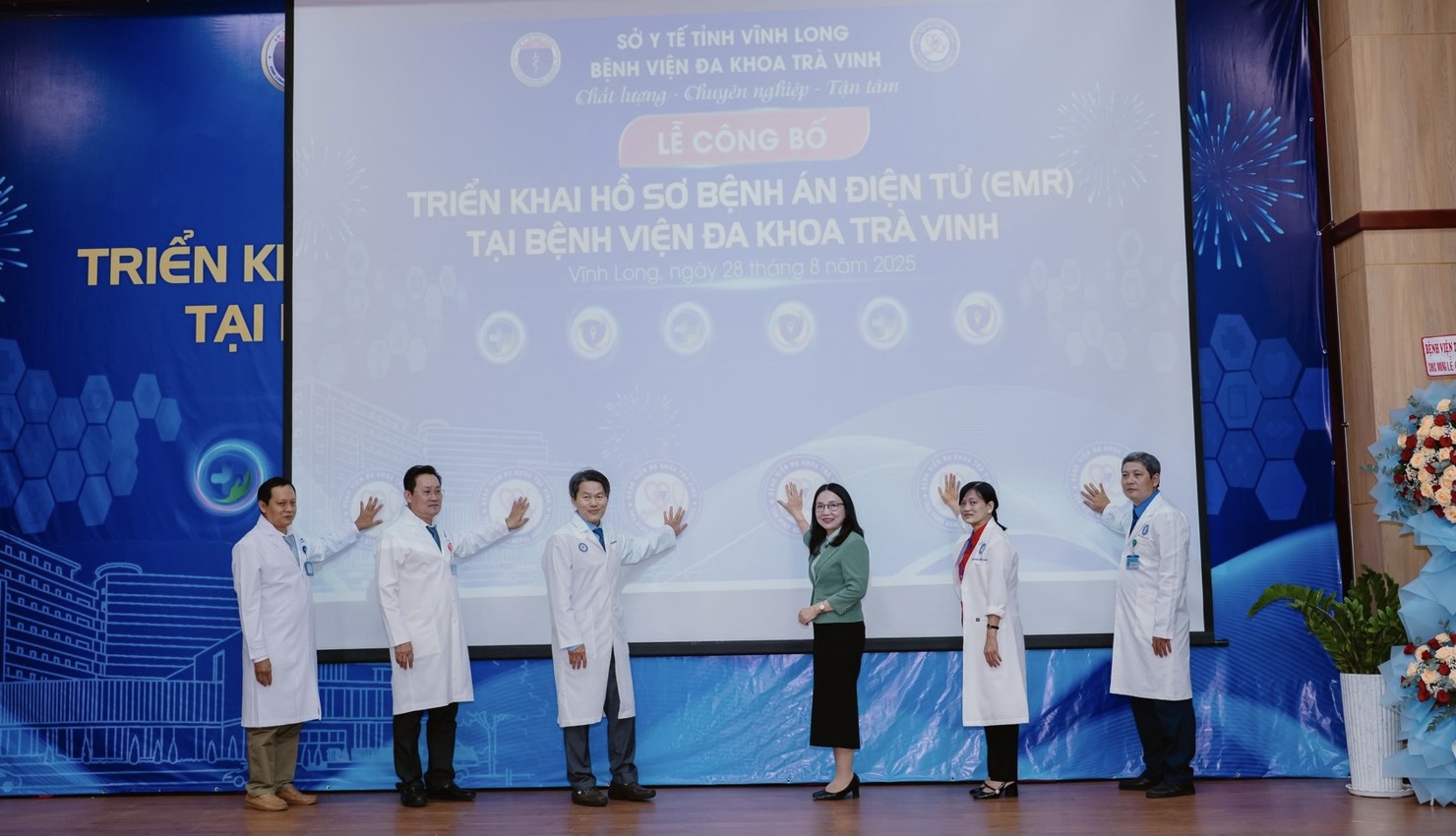 Công bố triển khai hồ sơ bệnh án điện tử tại Bệnh viện Đa khoa Trà Vinh. Ảnh: Trung tâm Kiểm soát bệnh tật Vĩnh Long