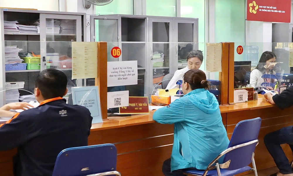 Người lao động nộp hồ sơ hưởng trợ cấp thất nghiệp tại Trung tâm Dịch vụ việc làm Hà Nội.
