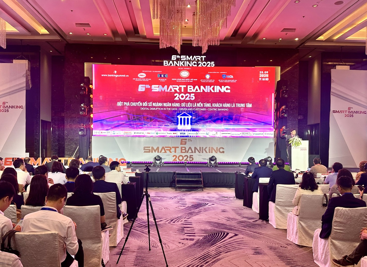 Smart Banking 2025 với chủ đề “Đột phá chuyển đổi số ngành ngân hàng: Dữ liệu là nền tảng, khách hàng là trung tâm” được tổ chức dưới sự bảo trợ của Ngân hàng Nhà nước Việt Nam (NHNN), do Hiệp hội Ngân hàng Việt Nam (VNBA) phối hợp cùng Tập đoàn IEC thực hiện, đồng hành bởi Hiệp hội Dữ liệu quốc gia và Hiệp hội An ninh mạng quốc gia. Ảnh: HD