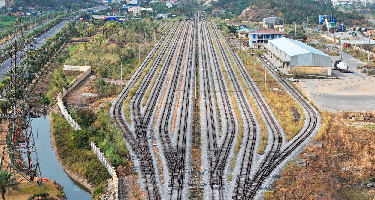 Tuyến đường sắt Hải Phòng - Hạ Long - Móng Cái dài khoảng 187 km, điểm đầu tại ga Nam Đình Vũ (Hải Phòng), điểm cuối tại khu vực Móng Cái (Quảng Ninh). Ảnh minh họa