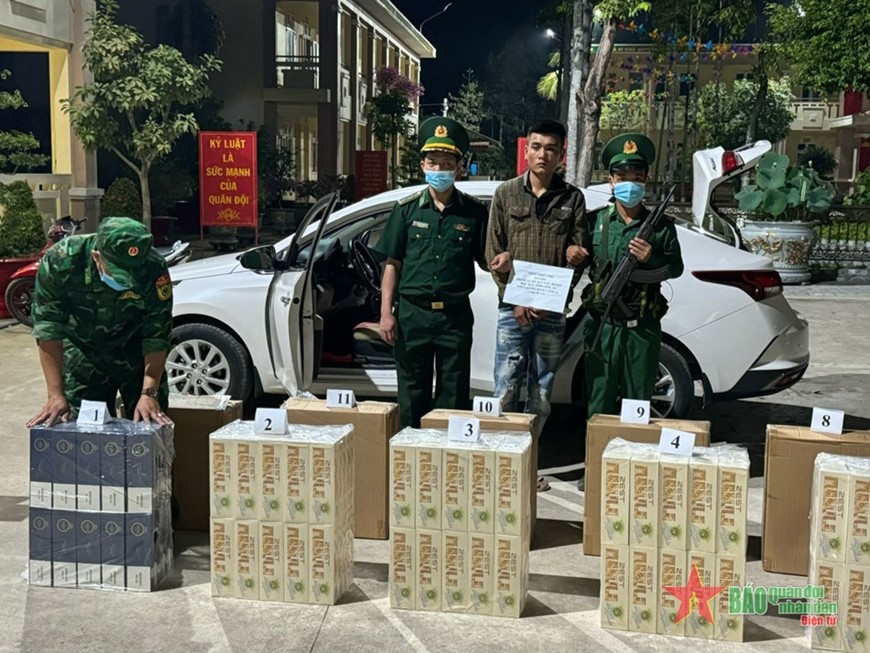 Cán bộ biên phòng tỉnh Long An bắt giữ lô thuốc lá lậu.
