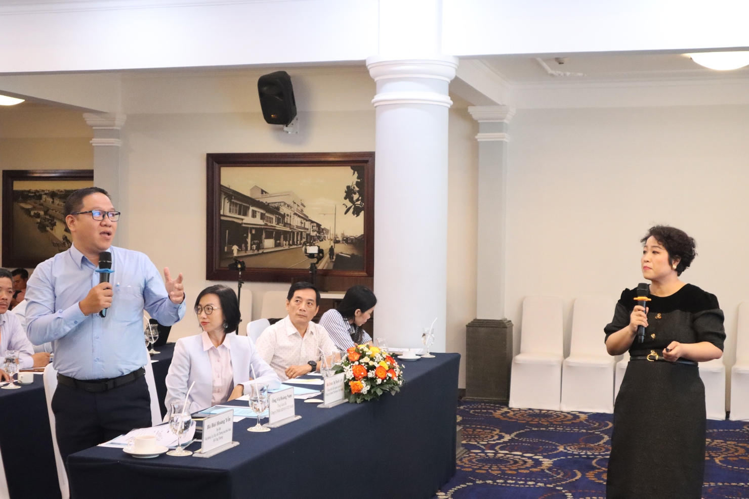 Bà Bùi Hoàng Yến (bên phải) chia sẻ và trao đổi với doanh nghiệp tại hội thảo