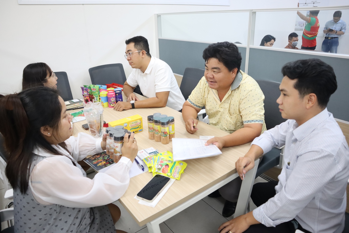 Doanh nghiệp kết nối giao thương với đại diện kênh phân phối Lotte. Ảnh: LT