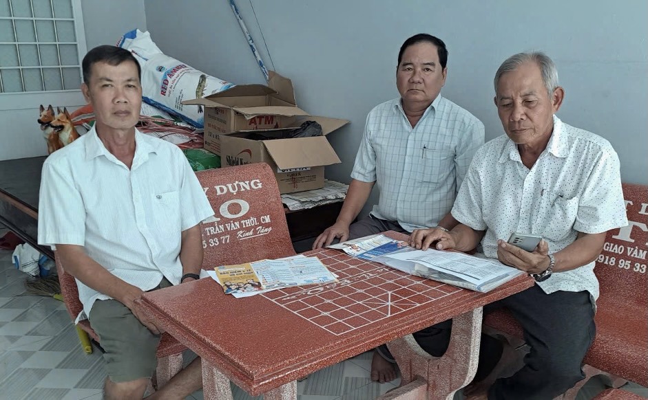 Các hội, đoàn thể xã Đá Bạc xuống tận nhà dân vận động  tham gia BHXH tự nguyện. Ảnh: Kim Yên