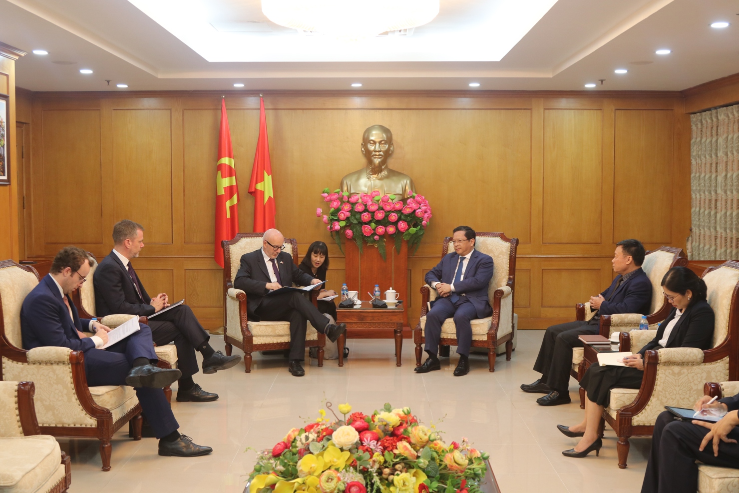 Đặc phái viên Thương mại của Chính phủ Anh gặp làm việc tại Ban Chính sách Chiến lược Trung ương