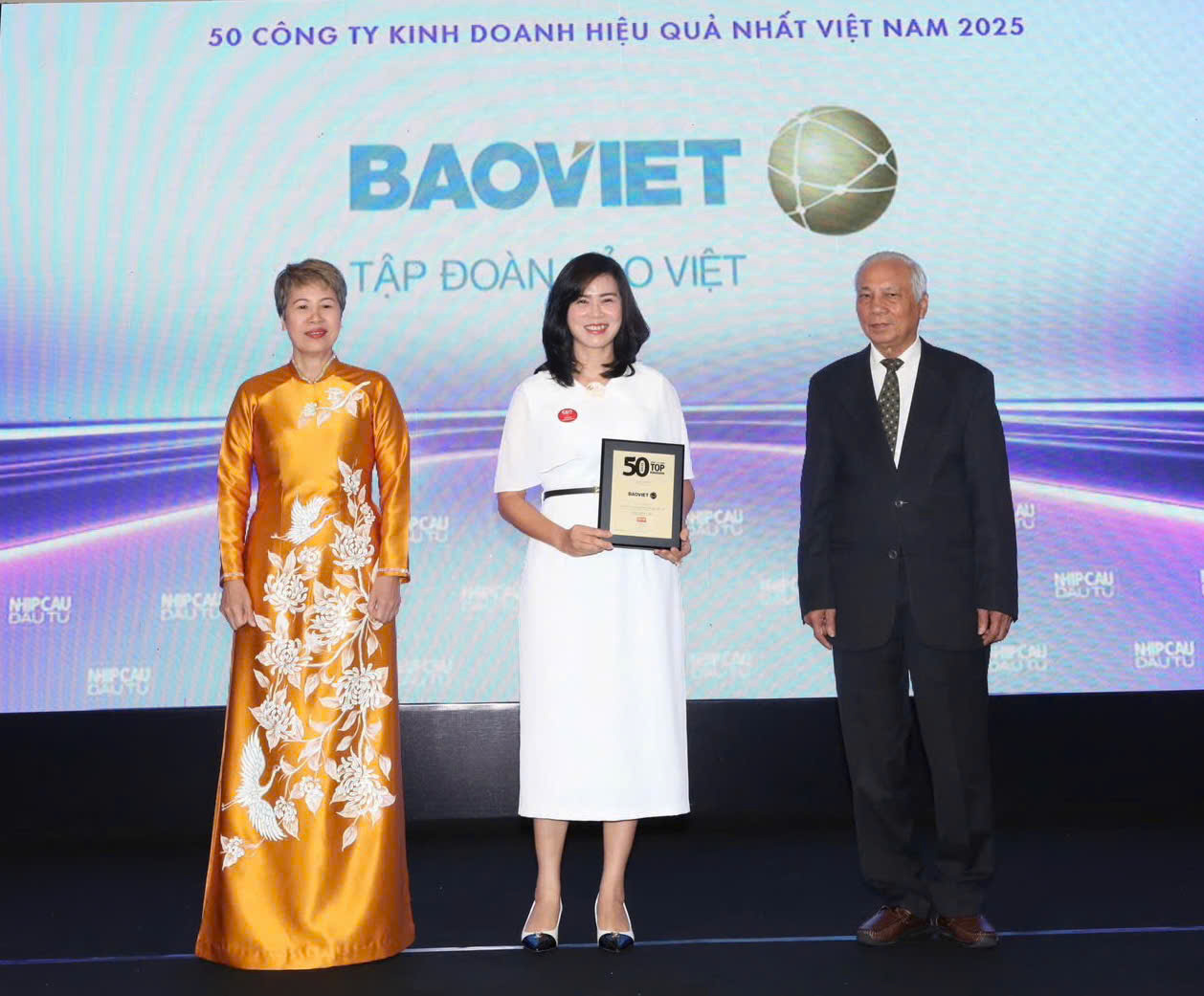 Tập đoàn Bảo Việt tiếp tục được vinh danh ltrong 50 Công ty kinh doanh hiệu quả nhất Việt Nam 2025.