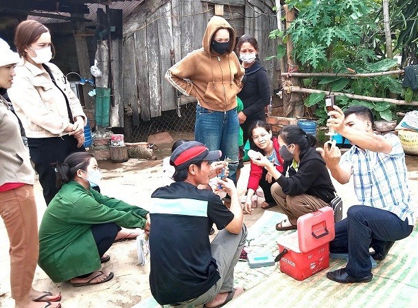 Người dân tỉnh Đắk Lắk được giáo viên dạy nghề hướng dẫn về lĩnh vực chăn nuôi, thú y. 