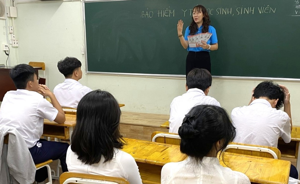 BHXH TP. Hồ Chí Minh thường xuyên có sự phối hợp với nhà trường để tuyên truyền chính sách cho học sinh. Ảnh: Phạm Thọ