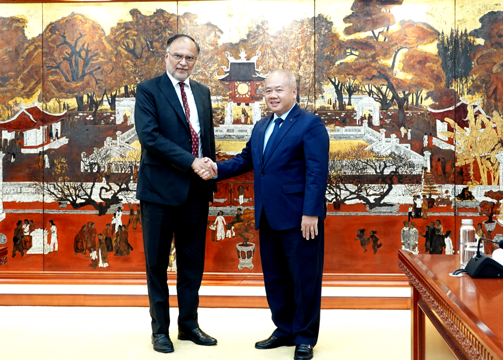 Thứ trưởng Bộ Tài chính Đỗ Thành Trung trao đổi cùng ông Ahsan Iqbal - Bộ trưởng Bộ Kế hoạch, Phát triển và Sáng kiến đặc biệt Pakistan. 