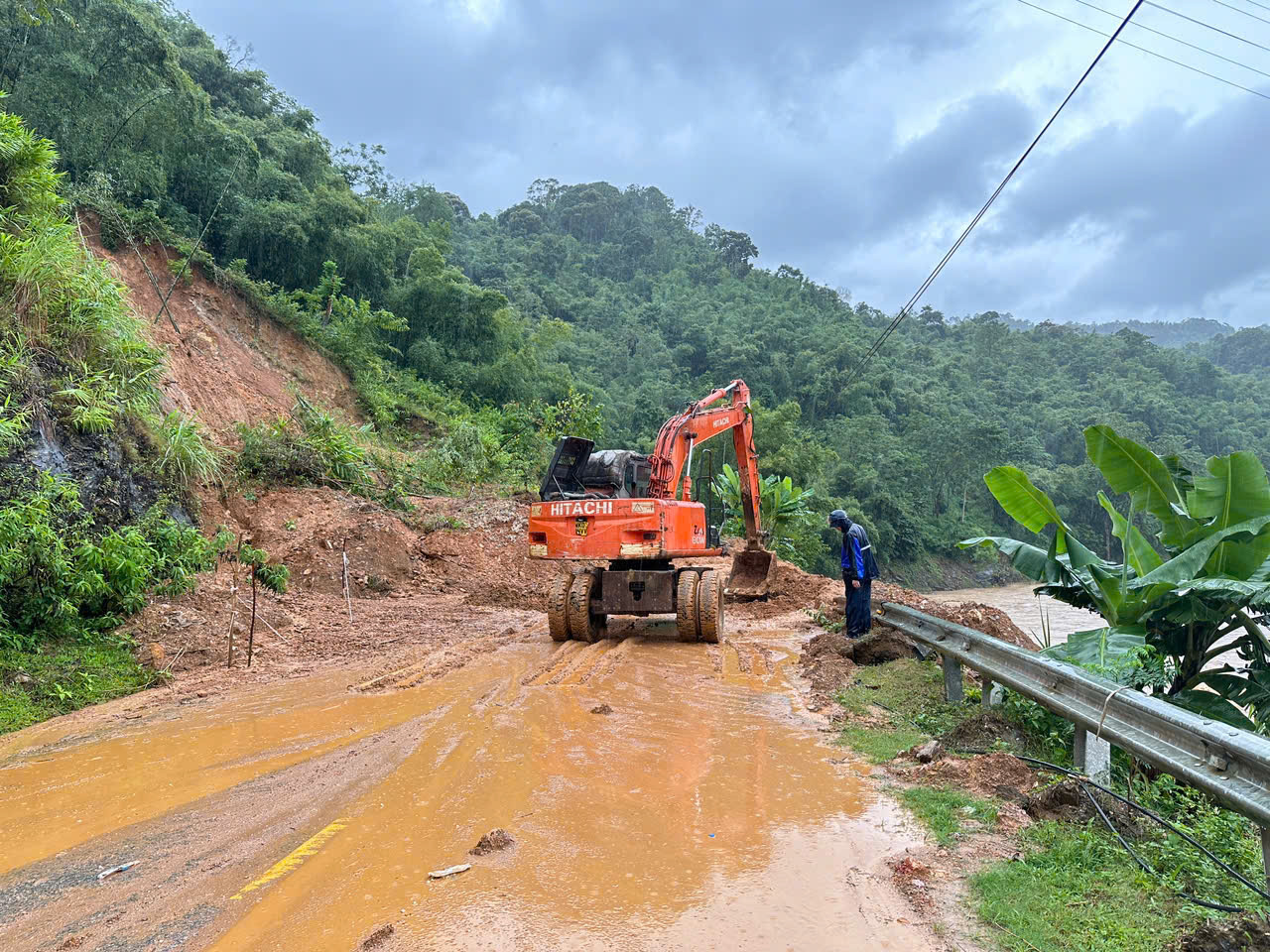 Bão số 10 đã gây thiệt hại nặng nề cho hạ tầng giao thông một số tỉnh miền Trung.
