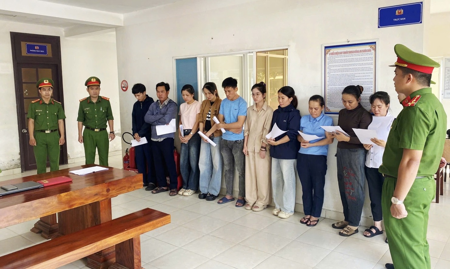 Cơ quan Cảnh sát điều tra Công an TP. Đà Nẵng tống đạt và thi hành Quyết định khởi tố bị can, Lệnh khám xét và áp dụng biện pháp ngăn chặn đối với 10 đối tượng. Ảnh: Công an cung cấp