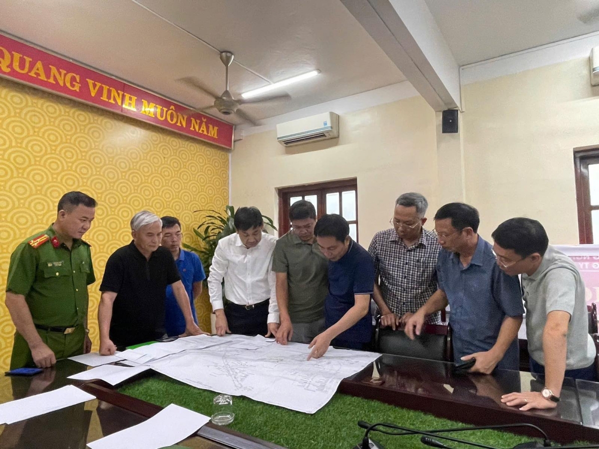 Lãnh đạo UBND tỉnh Quảng Ninh cùng lãnh đạo Tập đoàn Công nghiệp Than - Khoáng sản Việt Nam chỉ đạo trực tiếp công tác cứu nạn tại hiện trường.