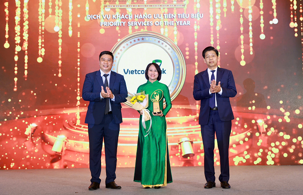 Bà Lê Thị Thúy Nga – Trưởng phòng Chính sách Khách hàng Bán lẻ đại diện Vietcombank nhận giải “Dịch vụ Khách hàng Ưu tiên tiêu biểu”