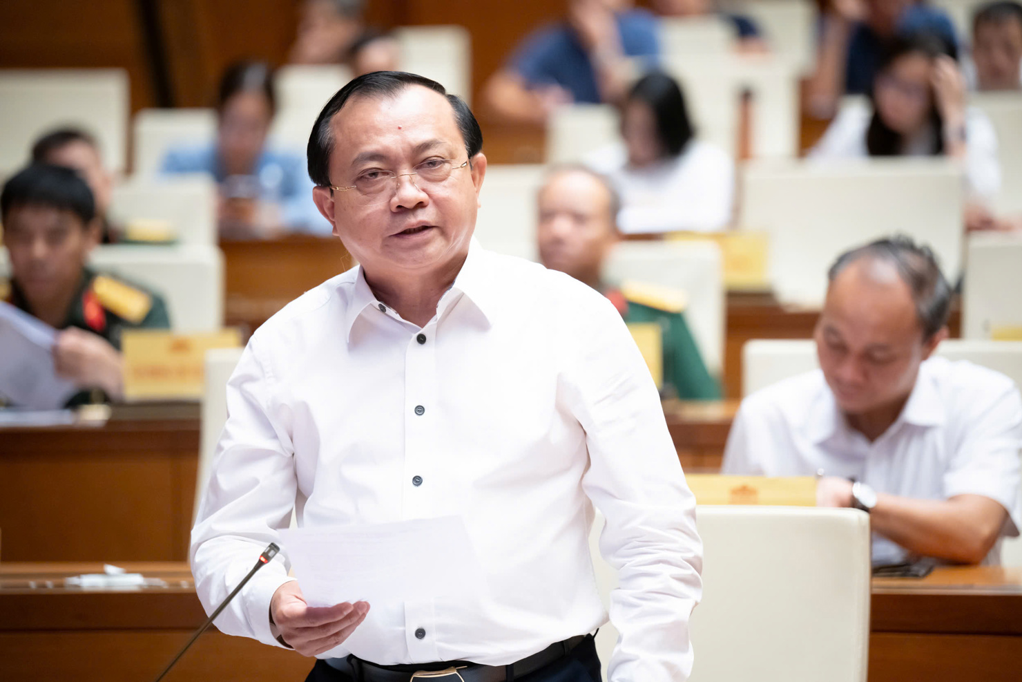 Thứ trưởng Bộ Tài chính Lê Tấn Cận phát biểu tại Phiên họp.
