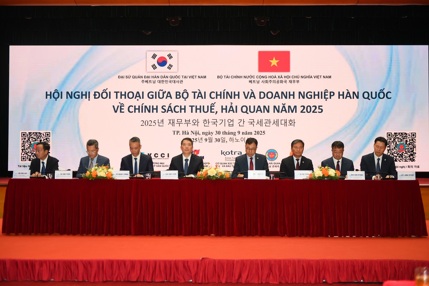 Lãnh đạo Bộ Tài chính, Đại sứ Hàn Quốc và các đại biểu Hàn Quốc cùng đại diện lãnh đạo các đơn vị thuộc Bộ Tài chính Việt Nam tại Hội nghị.