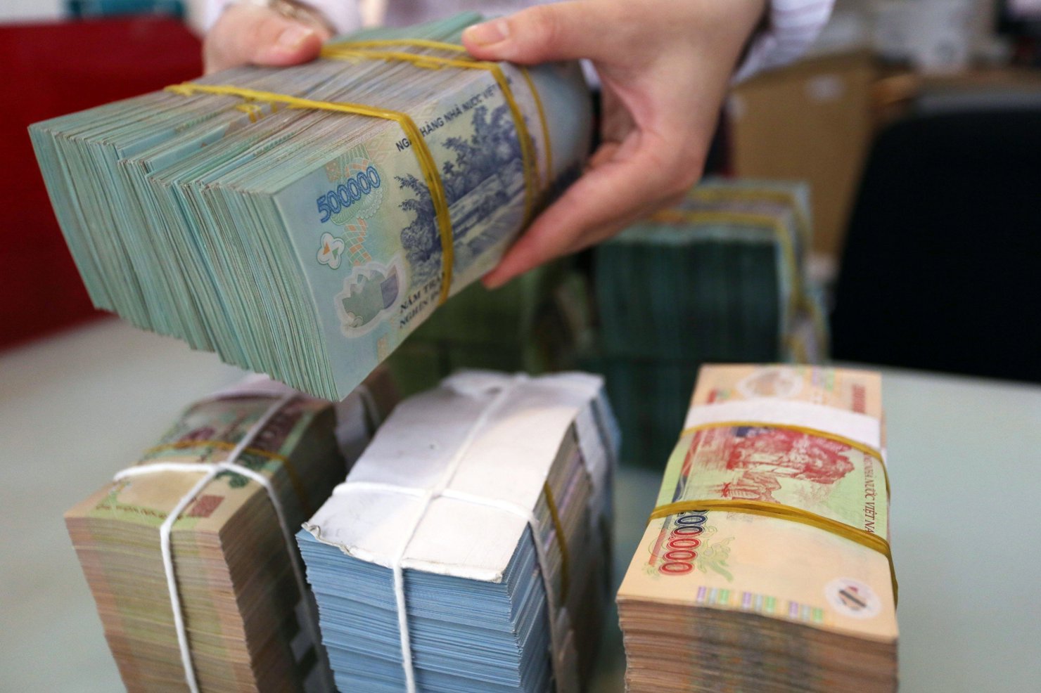 Phát hành TPDN tập trung ở khối ngân hàng và bất động sản.