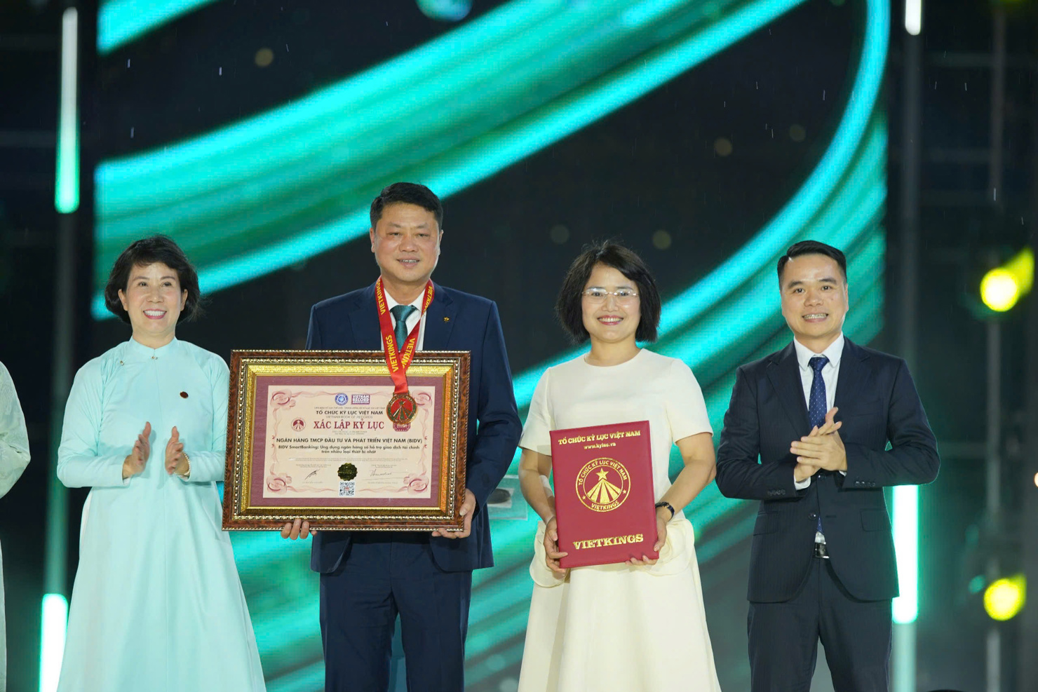 Đại diện Ban Lãnh đạo Tổ chức Kỷ lục Việt Nam (VietKings) trao bằng xác lập kỷ lục đến đại diện Ban Lãnh đạo BIDV