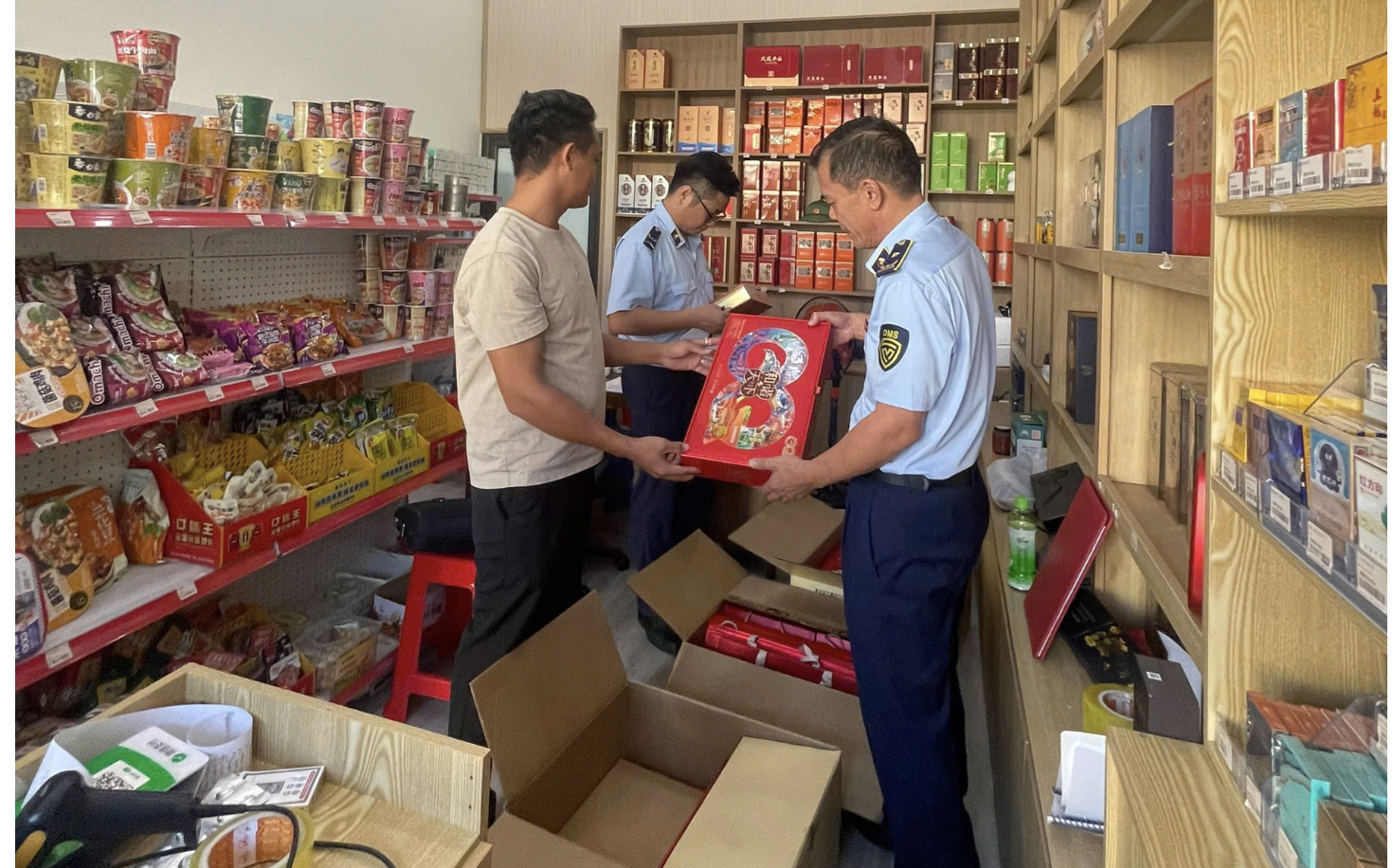 Lực lượng Quản lý thị trường kiểm tra các địa điểm kinh doanh.