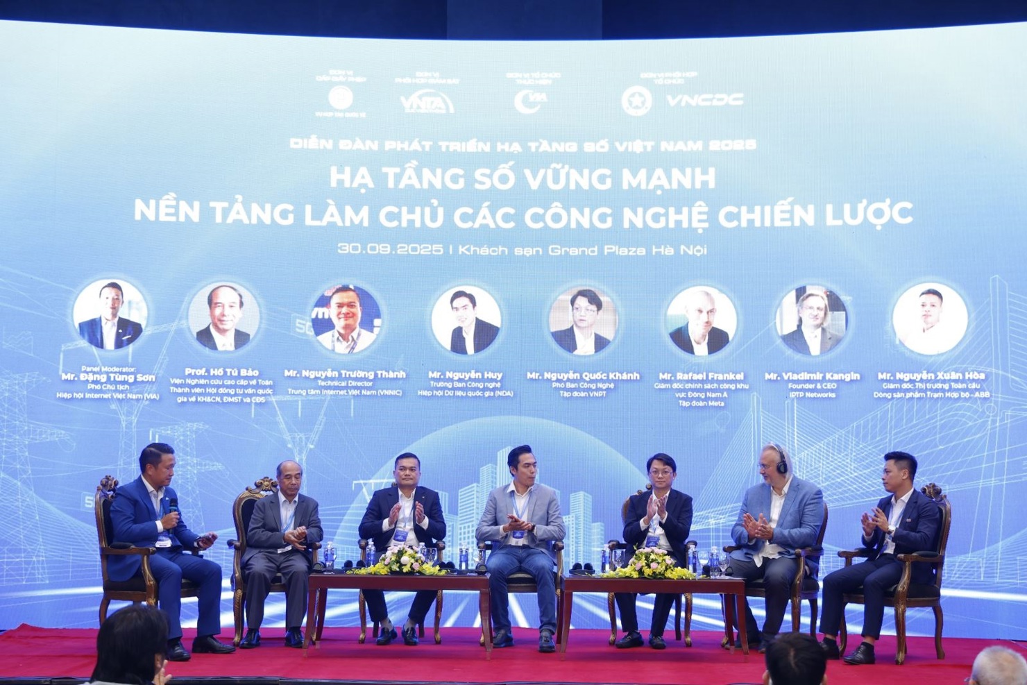 Các diễn giả trao đổi tại Diễn đàn Phát triển Hạ tầng số Việt Nam 2025
