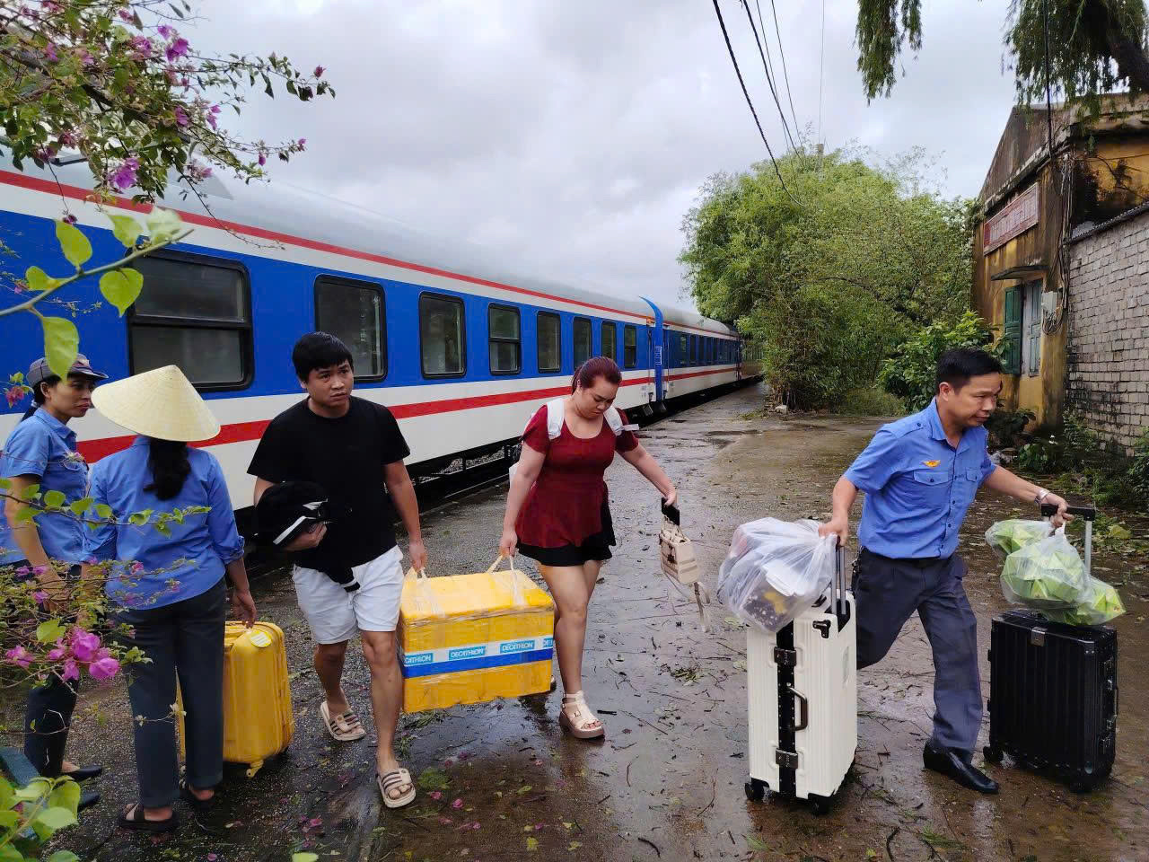 Hàng ngàn hành khách được chuyển sang di chuyển bằng đường bộ.