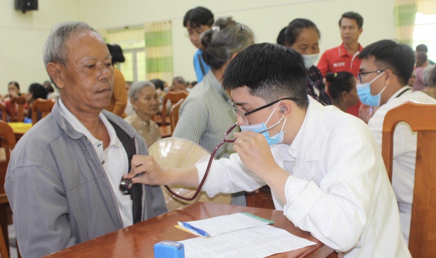 Khám chữa bệnh BHYT cho người dân ở tỉnh Vĩnh Long. Ảnh: Lê Văn