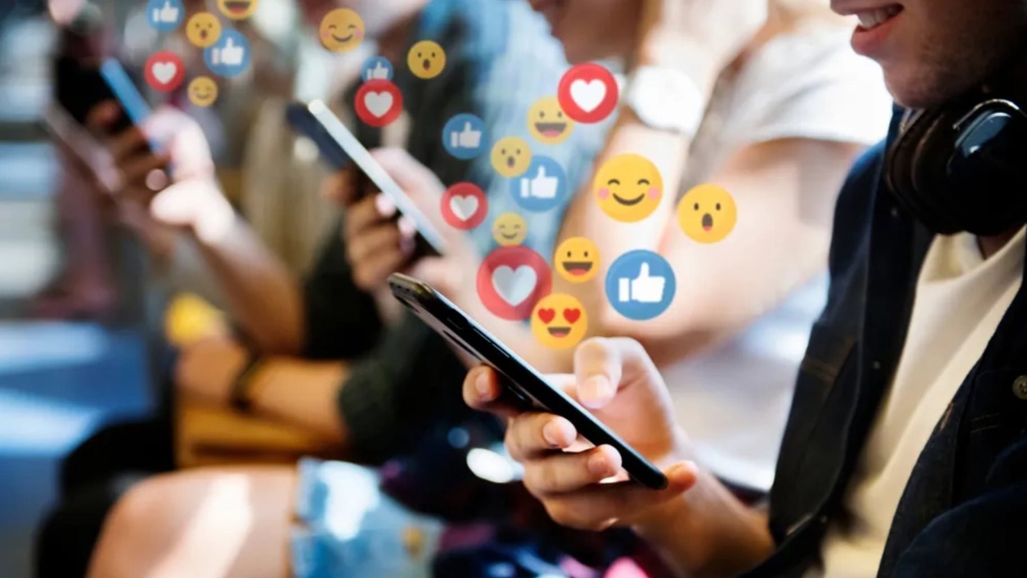 Môi trường Internet cũng tiềm ẩn nhiều nguy cơ đối với học sinh. Ảnh: Internet