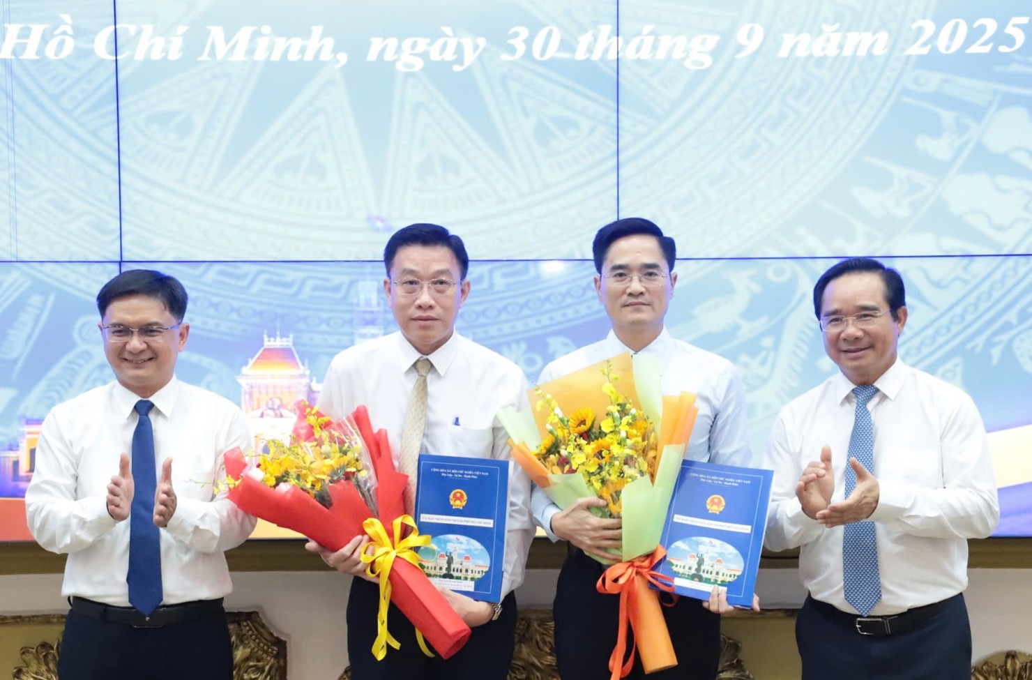 Trao quyết định Giám đốc Sở Quy hoạch. - Kiến trúc và Sở Xây dựng TP. Hồ Chí Minh. Ảnh: Phạm Thọ