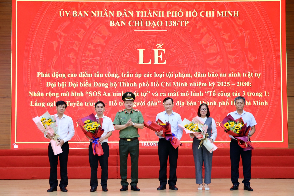 Trung tướng Mai Hoàng - Giám đốc Công an TP. Hồ Chí Minh tặng hoa chúc mừng ra mắt “Tổ công tác 3 trong 1: Lắng nghe – Tuyên truyền - Hỗ trợ người dân” cho 05 phường, xã