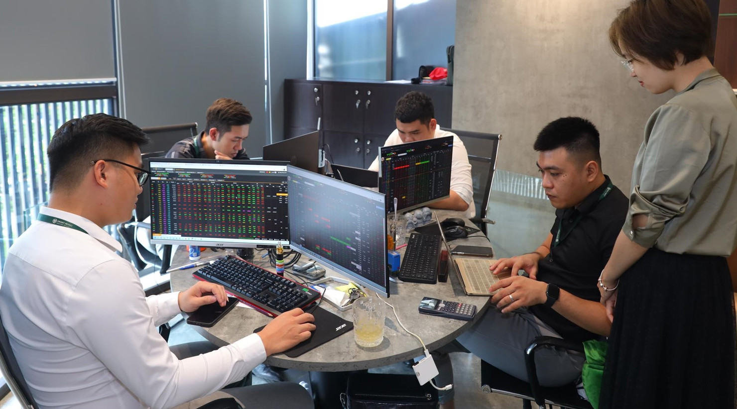 VN-Index tích lũy quanh 1.660 điểm, thị trường chờ tín hiệu bứt phá.