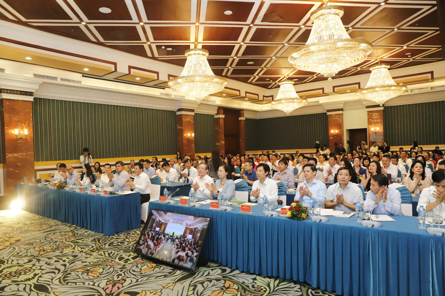 Quang cảnh diễn đàn.