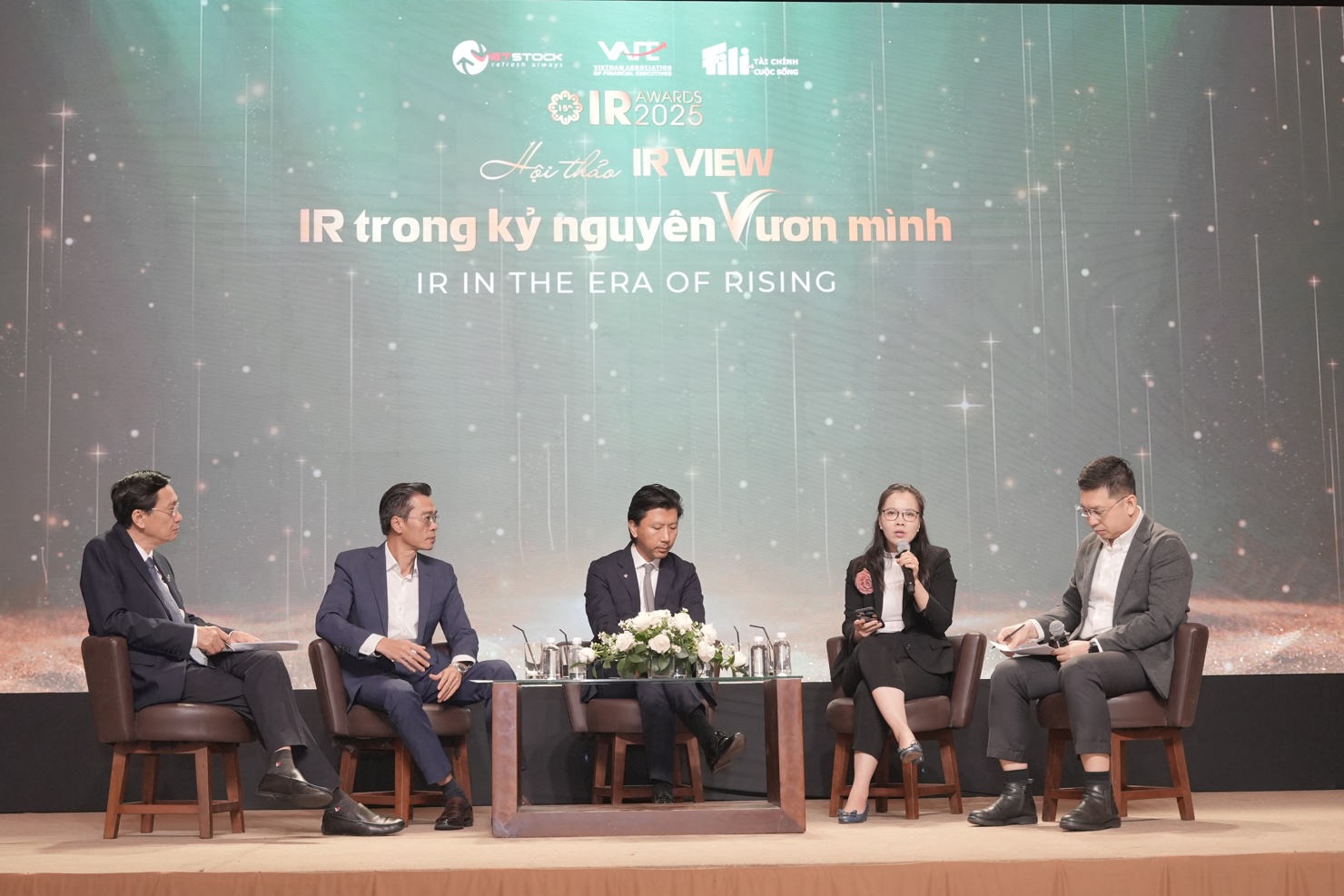Các chuyên gia chia sẻ về hoạt động IR trong kỷ nguyên mới . Ảnh: BTC