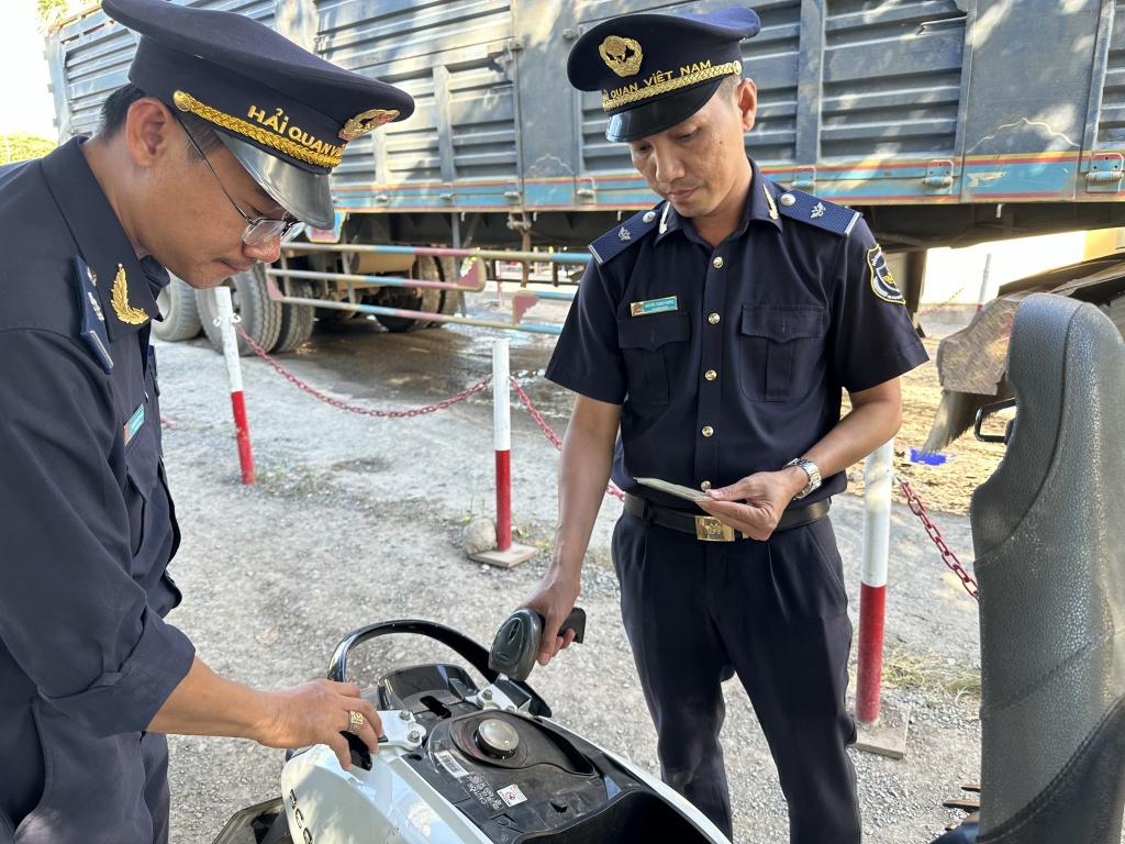 Hải quan ứng dụng phần mềm quản lý phương tiện xuất nhập cảnh qua cửa khẩu quốc tế Thường Phước. Ảnh: T.H