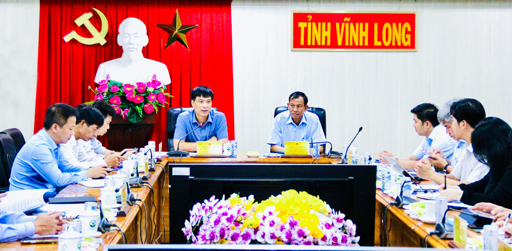 Thứ trưởng Bộ Xây dựng Phạm Minh Hà (bên trái) làm việc với lãnh đạo tỉnh Vĩnh Long về phát triển nhà ở xã hội. Ảnh: TL