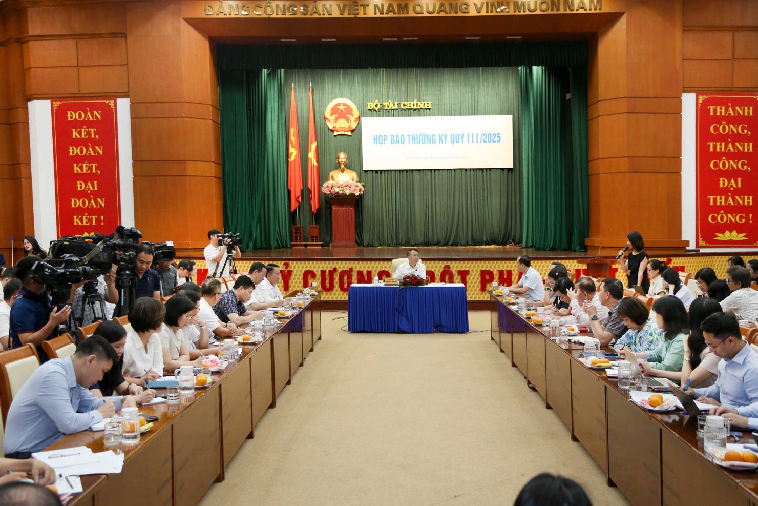 Toàn cảnh buổi họp báo.