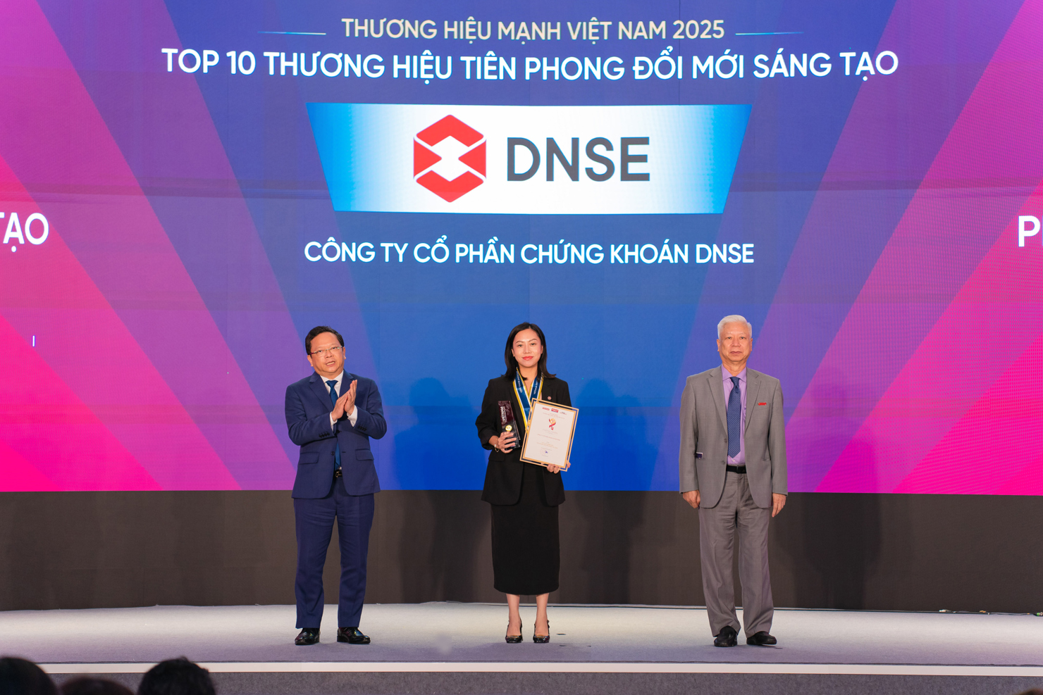 Đại diện DNSE nhận giải thưởng Top 10 Thương hiệu mạnh - Tiên phong đổi mới sáng tạo
