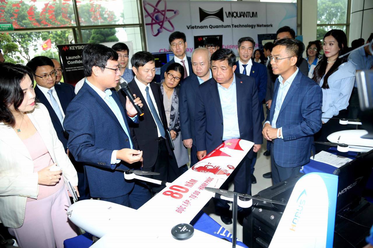 Nhiều sản phẩm công nghệ đậm “Trí tuệ Việt” được sản xuất và xuất khẩu ra thị trường thế giới.