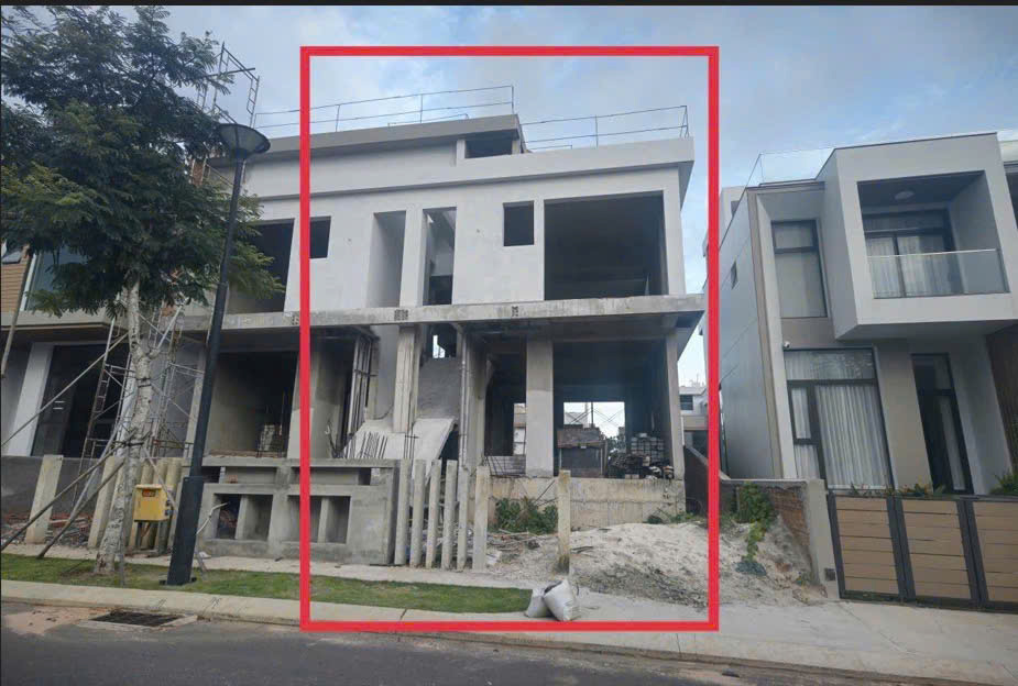 Căn biệt thự của khách hàng trong vụ kiện đã được hoàn tất xây dựng gần 90%. Ảnh: NVL
