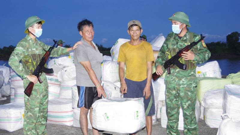 Bắt giữ hai đối tượng vận chuyển hàng hóa trái phép. Ảnh: Bộ đội Biên phòng tỉnh Vĩnh Long