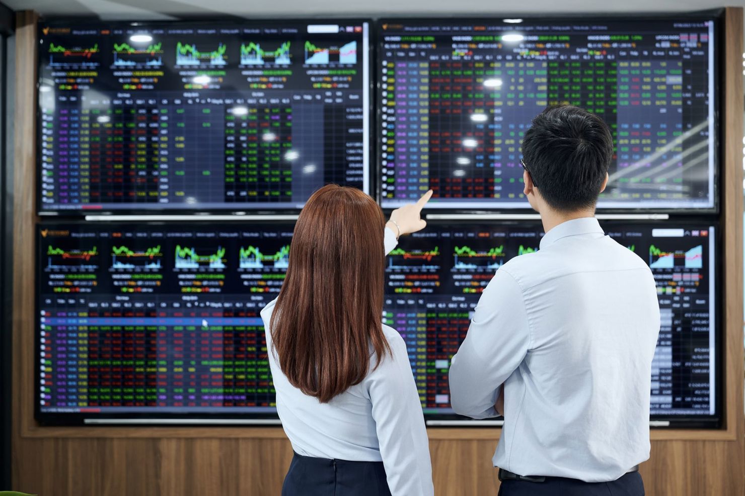 VN-Index giằng co biên độ  hẹp, thanh khoản sụt giảm.