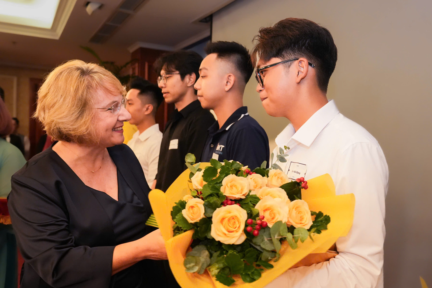 Bà Katrin Lukas chúc mừng 10 lao động Việt Nam sang Đức học nghề. Ảnh: PT