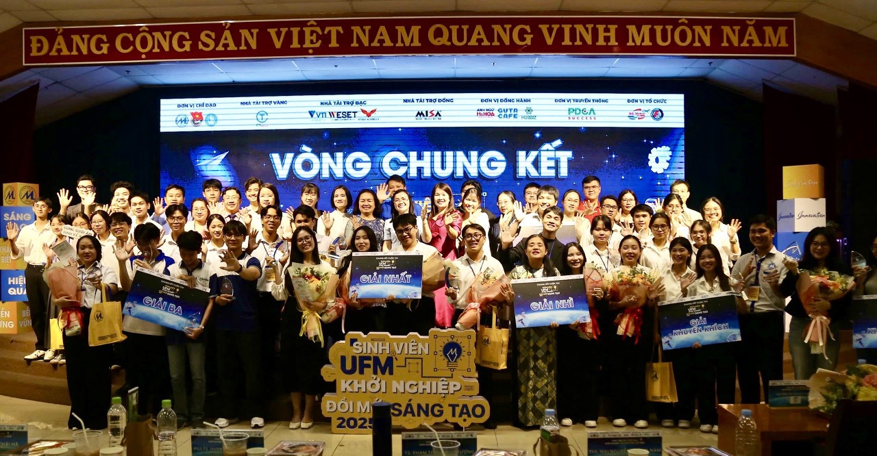 Các đội thi chụp ành lưu niệm cùng ban tổ chức. Ảnh: Lê Văn 