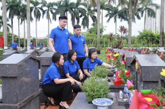 Đoàn viên Đoàn Thanh niên Cơ quan KBNN dâng hoa tưởng nhớ các anh hùng liệt sỹ nhân ngày Thương binh liệt sỹ 27/7/2025.