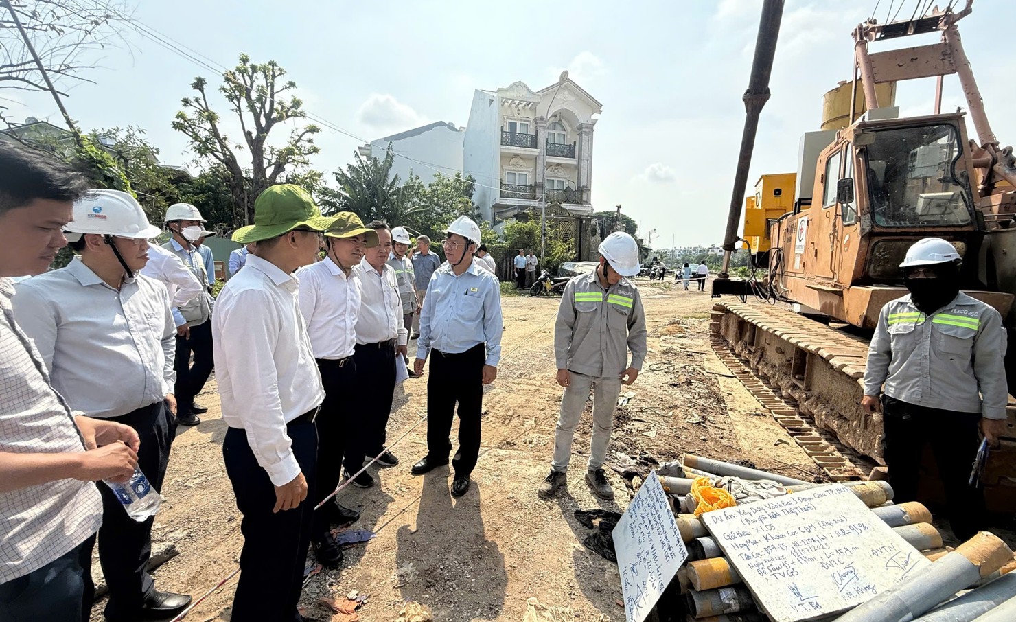 Phó Chủ tịch UBND TP. Hồ Chí Minh Bùi Xuân Cường, Tổ trưởng Tổ công tác số 1 kiểm tra một dự án đầu tư công. Ảnh: Phạm Thọ