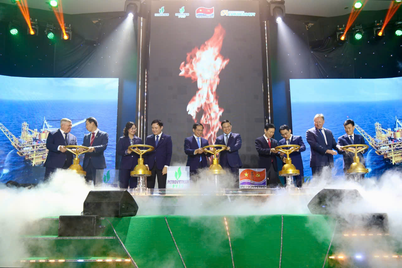Phó Thủ tướng Bùi Thanh Sơn và Lãnh đạo Bộ Công Thương, Petrovietnam thực hiện nghi thức mở van khai thác mỏ Kình Ngư Trắng - Kình Ngư Nam.