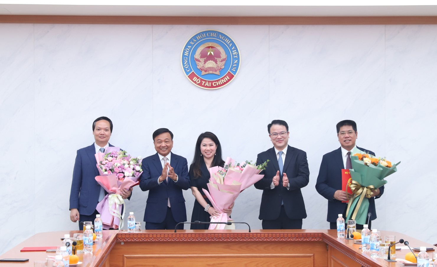 Thứ trưởng Bộ Tài chính Trần Quốc Phương và Thứ trưởng Bộ Xây dựng Nguyễn Danh Huy chúc mừng các đồng chí được bổ nhiệm.