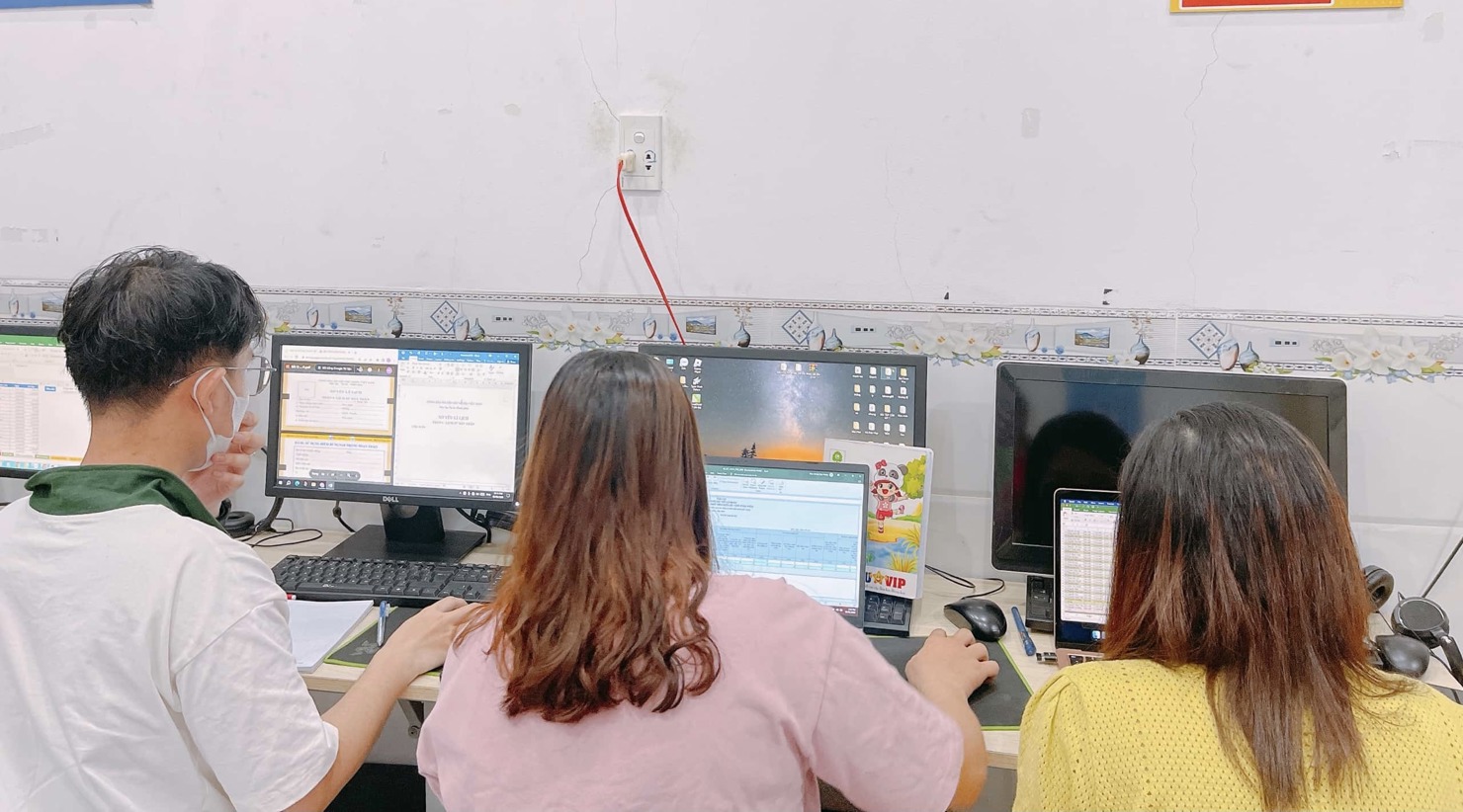 Khảo sát đánh giá năng lực, kỹ năng số theo hình thức trực tuyến đối với giáo viên, nhân viên ngành giáo dục TP. Hồ Chí Minh tại đường dẫn https://chuyendoiso.hcm.edu.vn. Ảnh: Lê Văn