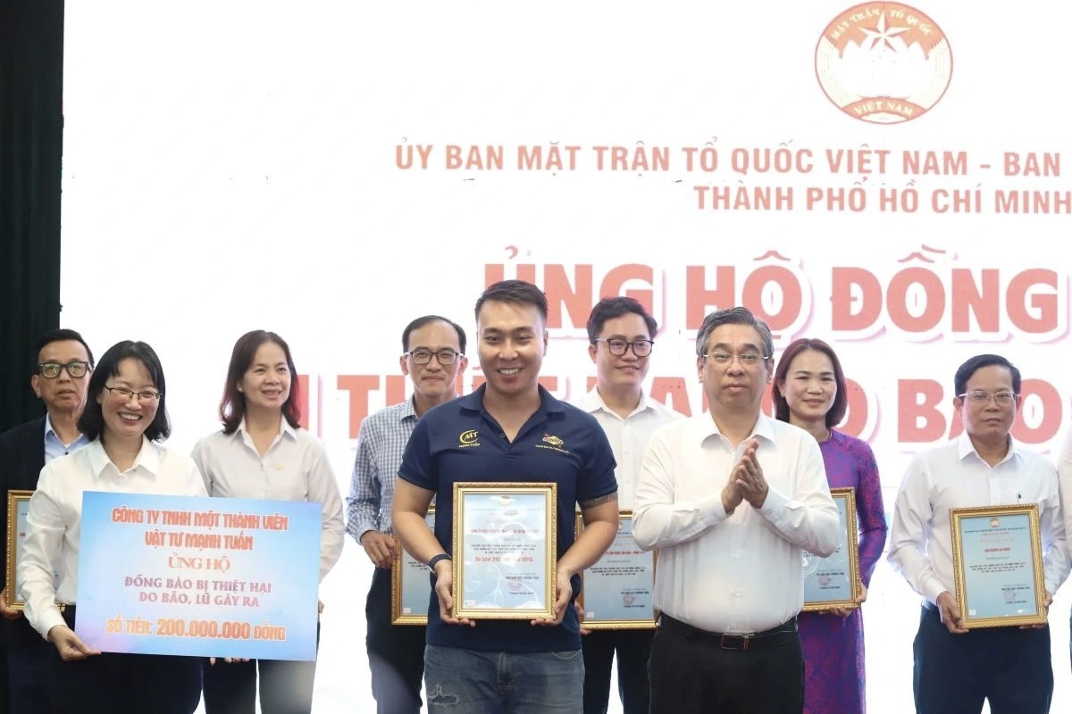 Các cơ quan, tổ chức, doanh nghiệp và nhân dân TP. Hồ Chí Minh tích cực hưởng ứng ủng hộ đồng bào bão lụt. Ảnh. N.X