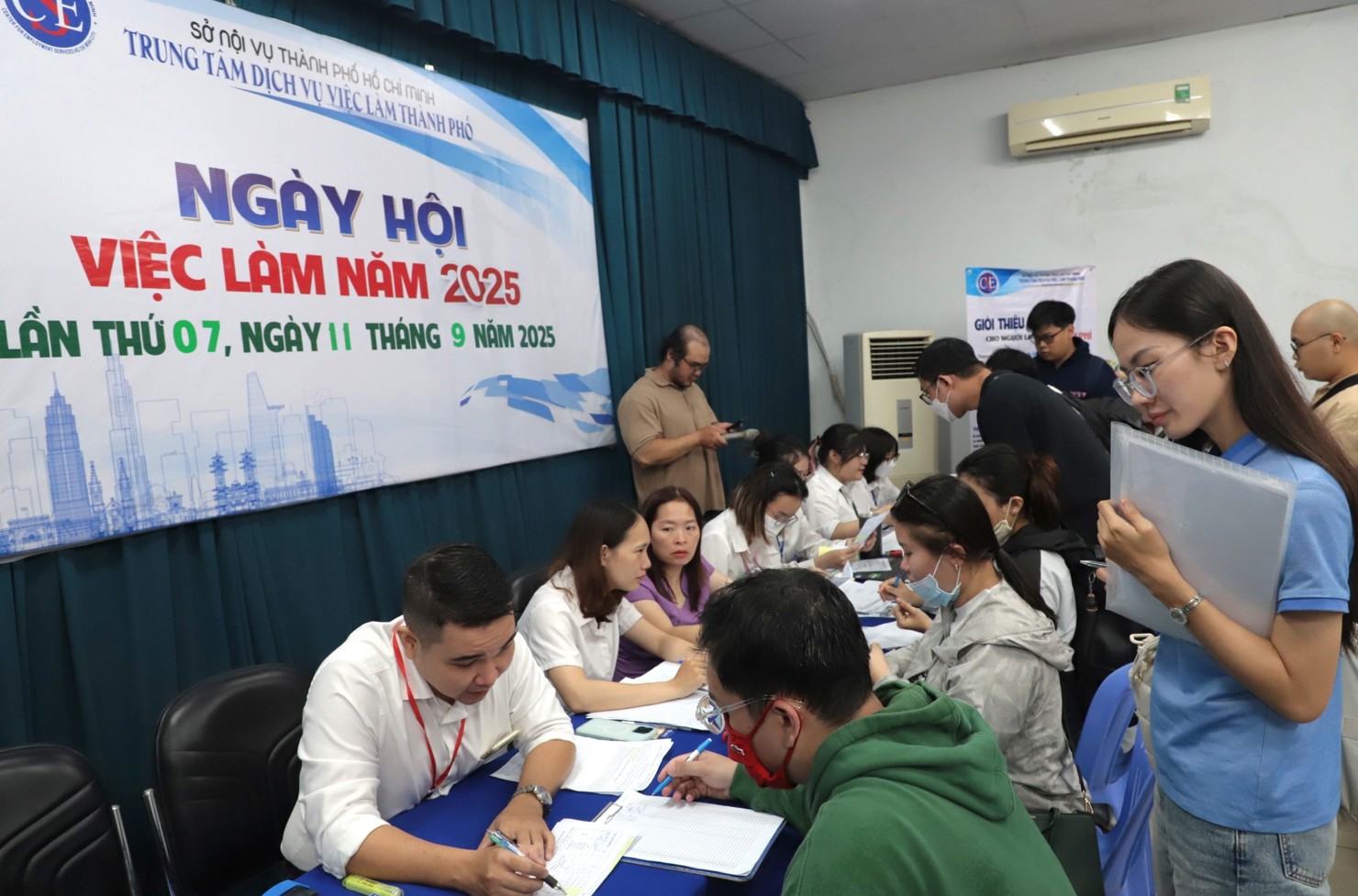 Người lao động tìm việc tại ngày hội việc làm vừa tổ chức trong tháng 9. Ảnh: Phạm Thọ