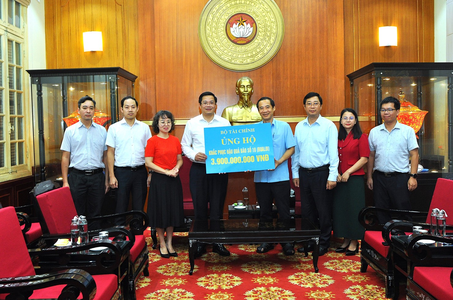 Thứ trưởng Bộ Tài chính Nguyễn Đức Tâm cùng đại diện các đơn vị thuộc Bộ Tài chính trao 3,9 tỷ đồng đến Ủy ban Trung ương Mặt trận Tổ quốc Việt Nam.
