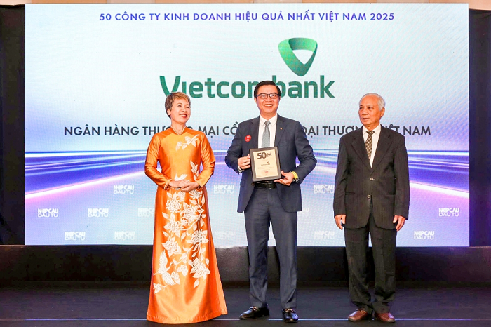 Đại diện Vietcombank, ông Nguyễn Văn Phương - Phó Trưởng Văn phòng đại diện khu vực phía Nam (đứng giữa) nhận kỷ niệm chương Top 50 Công ty kinh doanh hiệu quả nhất Việt Nam năm 2025